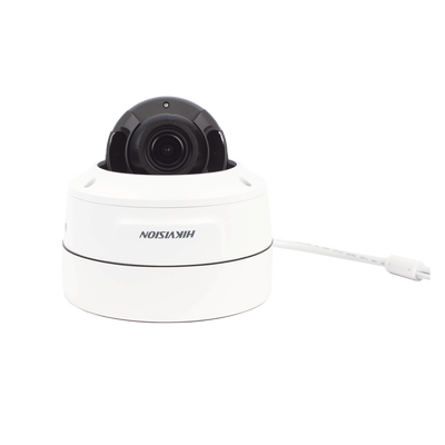 Domo IP 5 Megapixel / Lente Mot. 2.7 a 13.5 mm / 45 mts IR EXIR / AcuSense / IP67 / IK10 / WDR 120 dB / PoE+ / Entrada y Salida de Audio y Alarmas / MicroSD