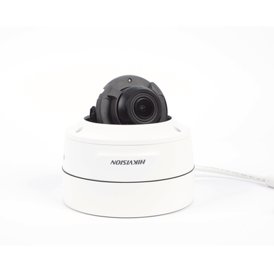 Domo IP 5 Megapixel / Lente Mot. 2.7 a 13.5 mm / 45 mts IR EXIR / AcuSense / IP67 / IK10 / WDR 120 dB / PoE+ / Entrada y Salida de Audio y Alarmas / MicroSD