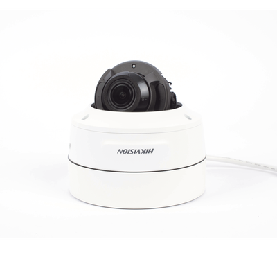 Domo IP 5 Megapixel / Lente Mot. 2.7 a 13.5 mm / 45 mts IR EXIR / AcuSense / IP67 / IK10 / WDR 120 dB / PoE+ / Entrada y Salida de Audio y Alarmas / MicroSD