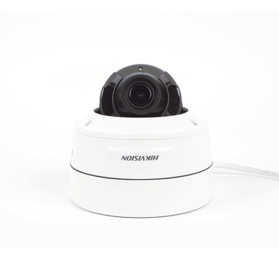 Domo IP 5 Megapixel / Lente Mot. 2.7 a 13.5 mm / 45 mts IR EXIR / AcuSense / IP67 / IK10 / WDR 120 dB / PoE+ / Entrada y Salida de Audio y Alarmas / MicroSD