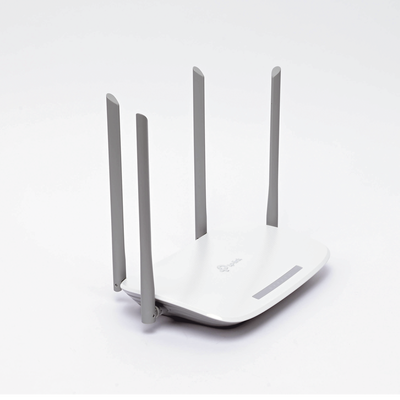 Router Inalámbrico ISP doble banda AC, 2.4 GHz y 5 GHz Hasta 1167 Mbps, 4 antenas externas omnidireccional, 3 Puertos LAN 10/100/1000 Mbps, 1 Puerto WAN 10/100/1000 Mbps