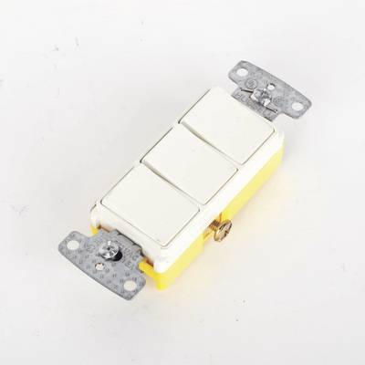 Interruptor Residencial 15 A 120 V, con 3 Bases Unipolares, Cableado lateral, Color Blanco.