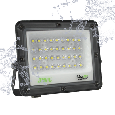 Reflector Tipo Lupa 30 W / Flujo luminoso 3 000 lm / 110 - 240 Vca~ 60Hz /  Dimensiones 150 x 125 x 22 mm / Uso en exterior IP66.